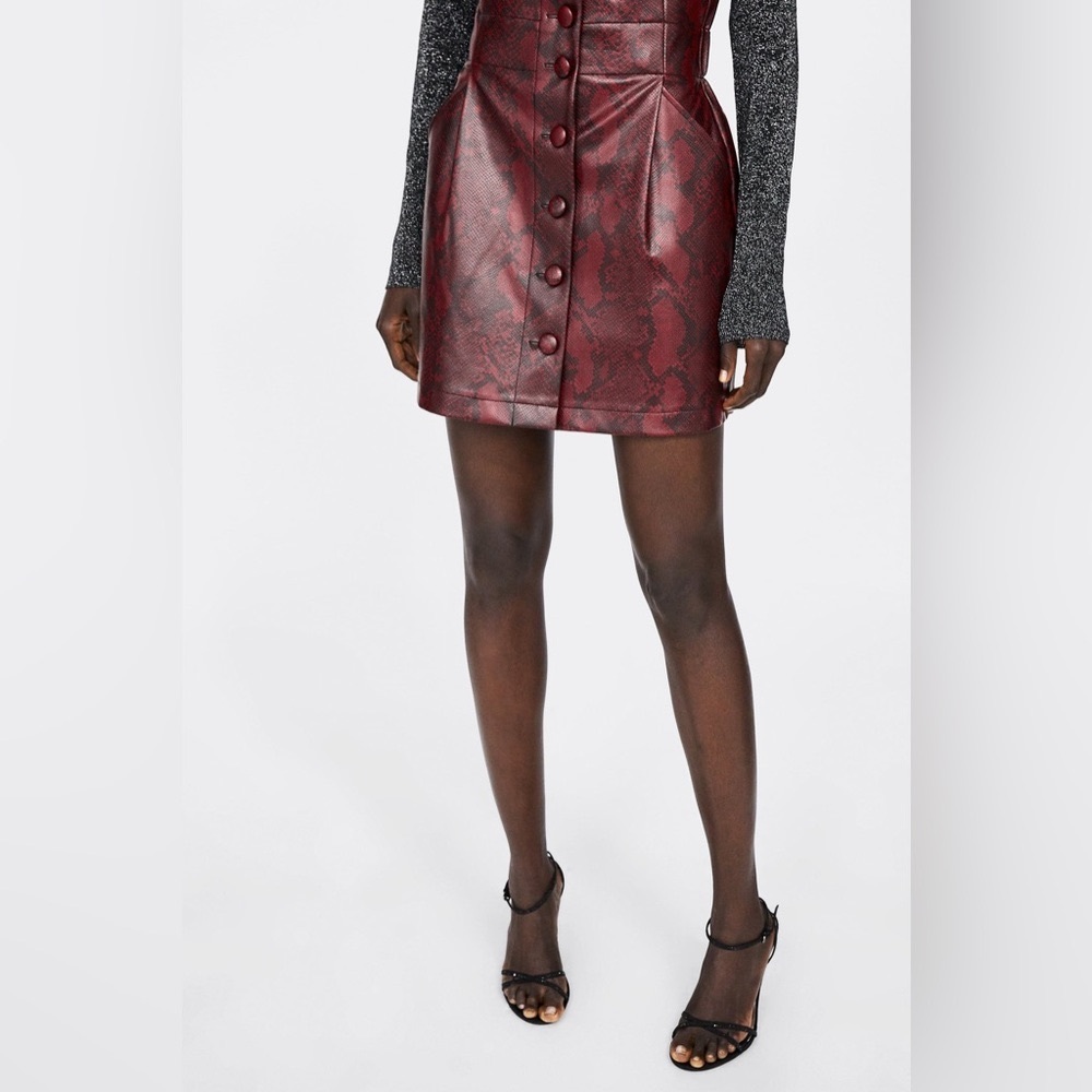 ZARA FAUX LEATHER ANIMAL PRINT MINI SKIRT
Burgundy - Picture 4 of 8